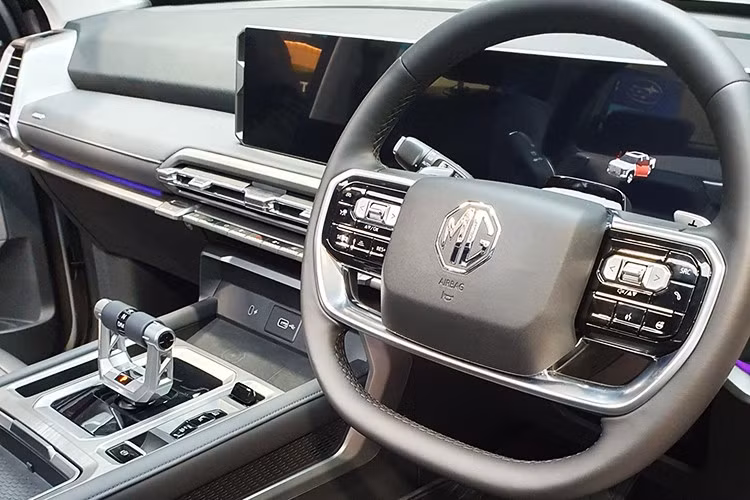 Khoang cabin nổi bật với cần số lấy cảm hứng từ máy bay, màn hình kỹ thuật số 12,3 inch. Phiên bản Explore Pro còn trang bị ghế trước có sưởi, thông gió, massage, âm thanh JBL 8 loa, cửa sổ trời toàn cảnh và ghế da cao cấp.