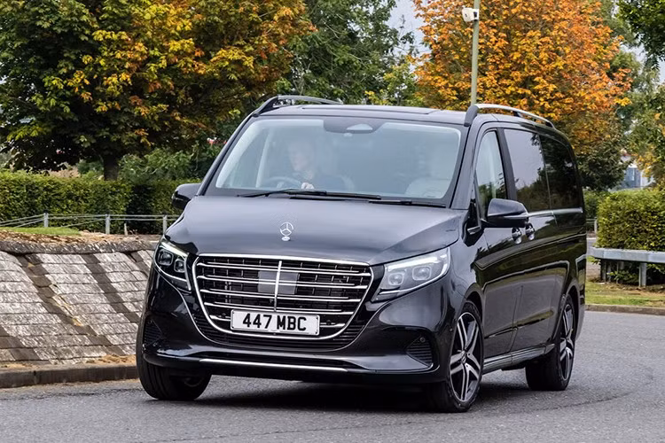 Tại Việt Nam, đối thủ lớn nhất của V-Class chính là Toyota Alphard – mẫu MPV hạng sang đến từ Nhật Bản. Alphard có giá cao hơn, từ 4,51-4,615 tỷ đồng, trong khi kích thước nhỏ hơn đôi chút so với V-Class.