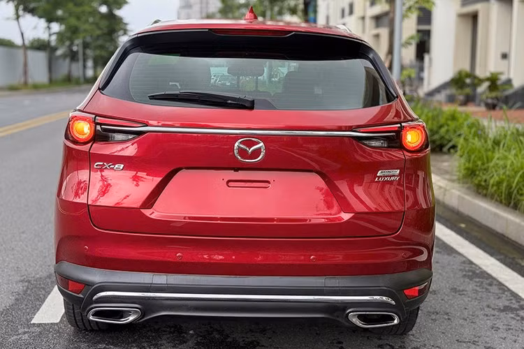 Mazda CX-8 đời 2019 sở hữu cụm lưới tản nhiệt có các thanh ngang mạ crom trong khi CX-5 sử dụng lưới tản nhiệt dạng tổ ong. Hệ thống đèn xe là loại đèn LED định vị ban ngày, đèn chiếu sáng và đèn sương mù kết hợp. Phần đuôi xe của CX-8 có nhiều nét đặc trưng để phân biệt với CX-5.