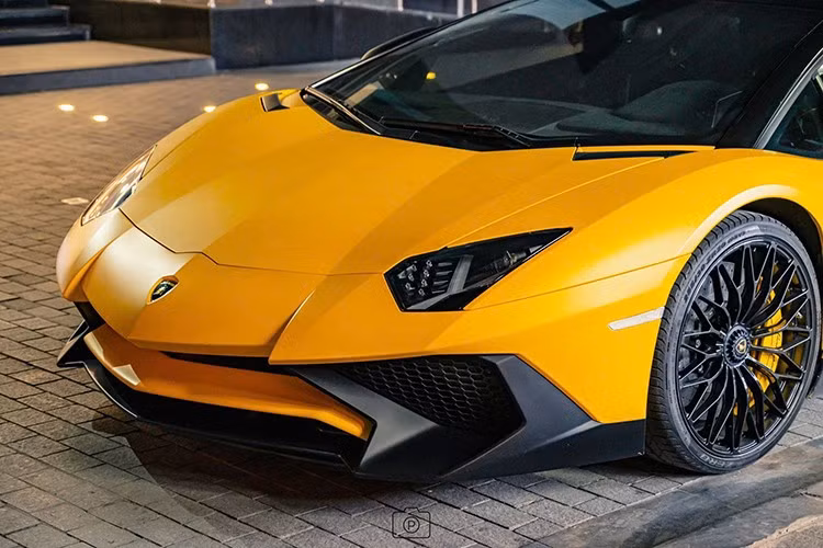 Khác với siêu xe Lamborghini Aventador SV Coupe hiện có 1 chiếc đang lăn bánh tại dải đất hình chữ S, phiên bản Lamborghini Aventador SV mui trần có mui xe được chia thành 2 phần riêng biệt và mỗi mui có thể dễ dàng tháo lắp bằng tay cũng như bằng carbon nên chỉ nặng 6 kg.