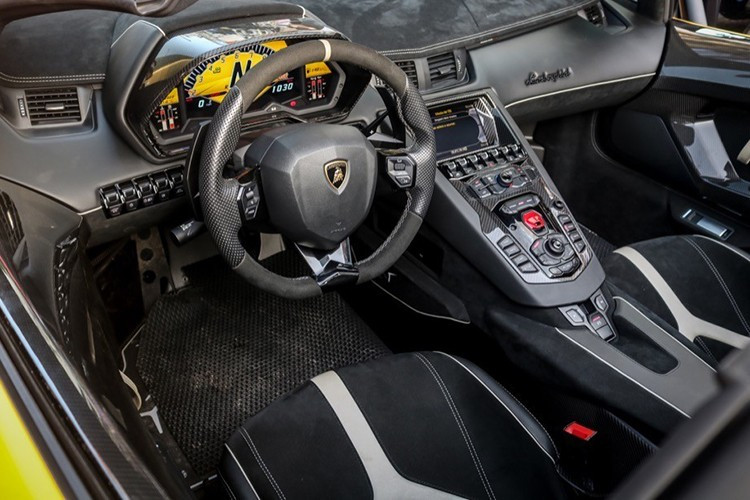 Lamborghini Aventador LP750-4 SV Roadster sở hữu nội thất phối Alcantara cao cấp màu đen và da cùng chỉ khâu màu trắng tương phản, với hàng loạt các chi tiết bằng sợi carbon cùng hệ thống thông tin giải trí hiện đại với lối bố trí y hệt những mẫu máy bay chiến đấu.