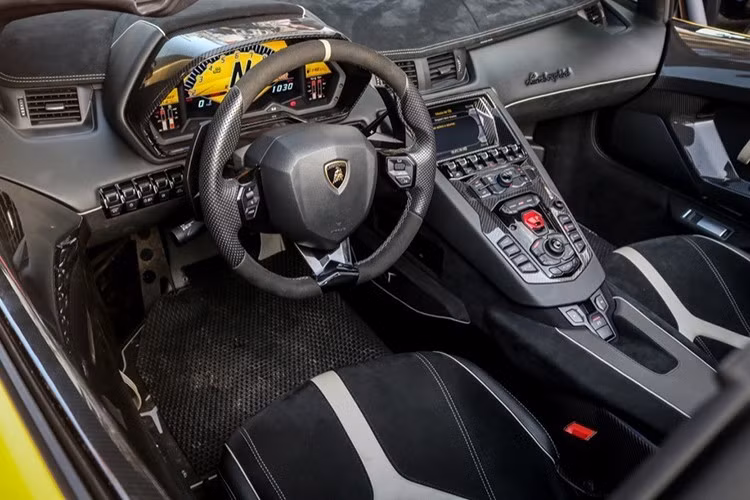 Lamborghini Aventador LP750-4 SV Roadster sở hữu nội thất phối Alcantara cao cấp màu đen và da cùng chỉ khâu màu trắng tương phản, với hàng loạt các chi tiết bằng sợi carbon cùng hệ thống thông tin giải trí hiện đại với lối bố trí y hệt những mẫu máy bay chiến đấu.