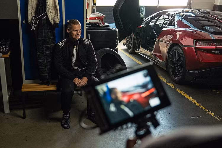 Việc điều chỉnh vectơ mô-men xoắn diễn ra hơn 100 lần mỗi giây, phân phối công suất độc lập đến từng bánh xe. Khung gầm Yangwang U9 Xtreme tích hợp hệ thống kiểm soát thân xe chủ động DiSus-X của BYD, sử dụng hệ thống treo van kép để điều chỉnh chuyển động thẳng đứng của bánh xe theo thời gian thực, tăng cường lực kéo khi tăng tốc, phanh và vào cua.