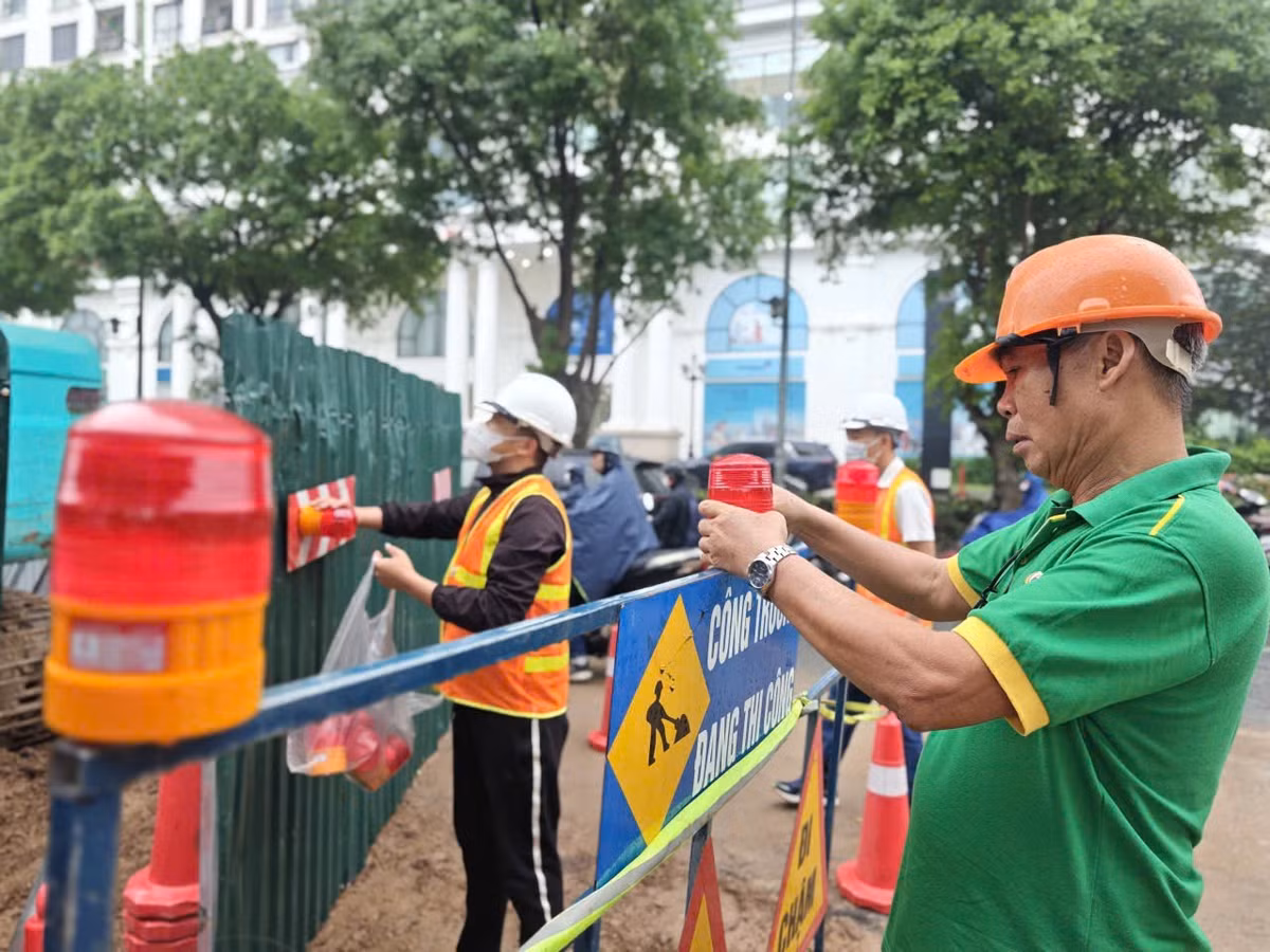 Nhiều đoạn đường bị rào chắn, mặt đường thu hẹp khiến các phương tiện lưu thông khó khăn, xảy ra ùn ứ cục bộ, đặc biệt trong giờ cao điểm.