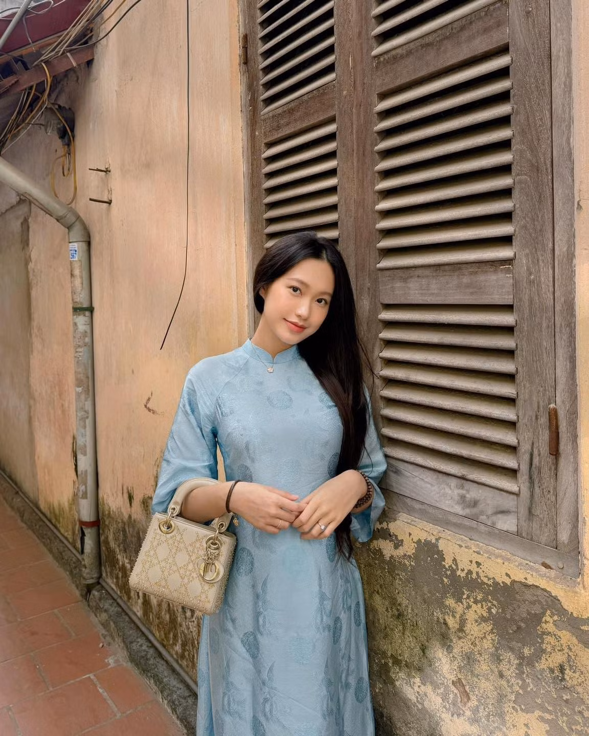 Với visual này, Doãn Hải My xứng đáng là một trong những nàng WAG mặc áo dài đẹp nhất hiện tại - khó ai có thể vượt qua.