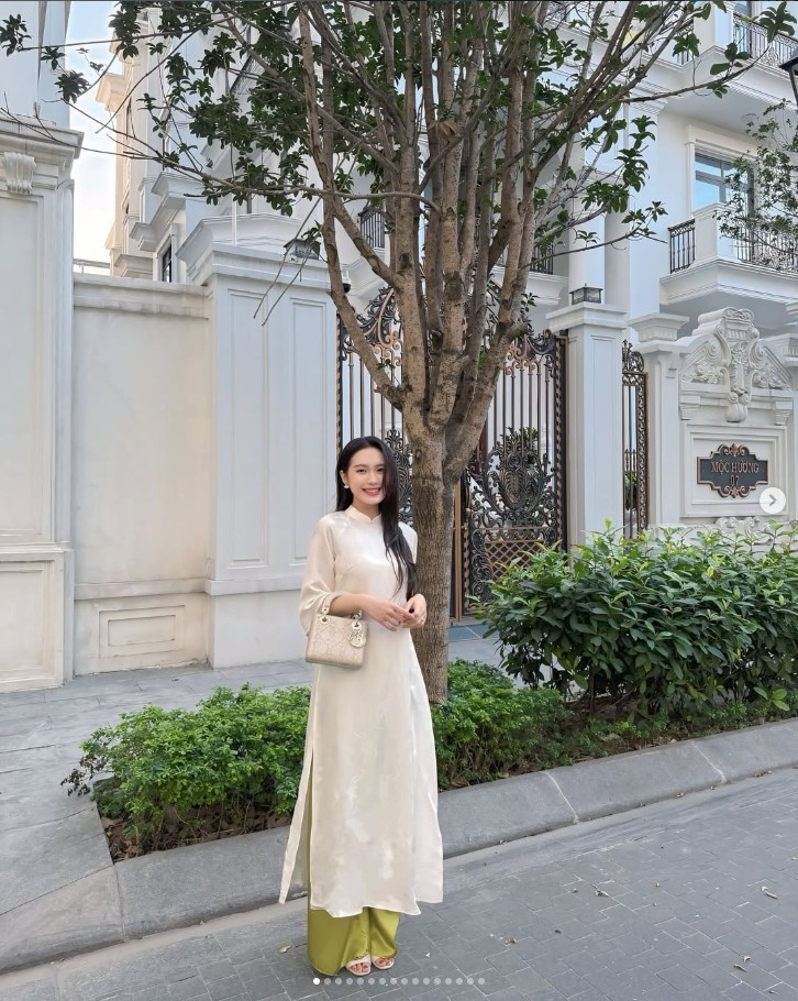 Và dù để kiểu tóc búi thấp, tóc uốn nhẹ hay xõa tự nhiên kết hợp cùng phụ kiện hoa cài, khuyên tai nhỏ xinh cũng góp phần hoàn thiện tổng thể visual.