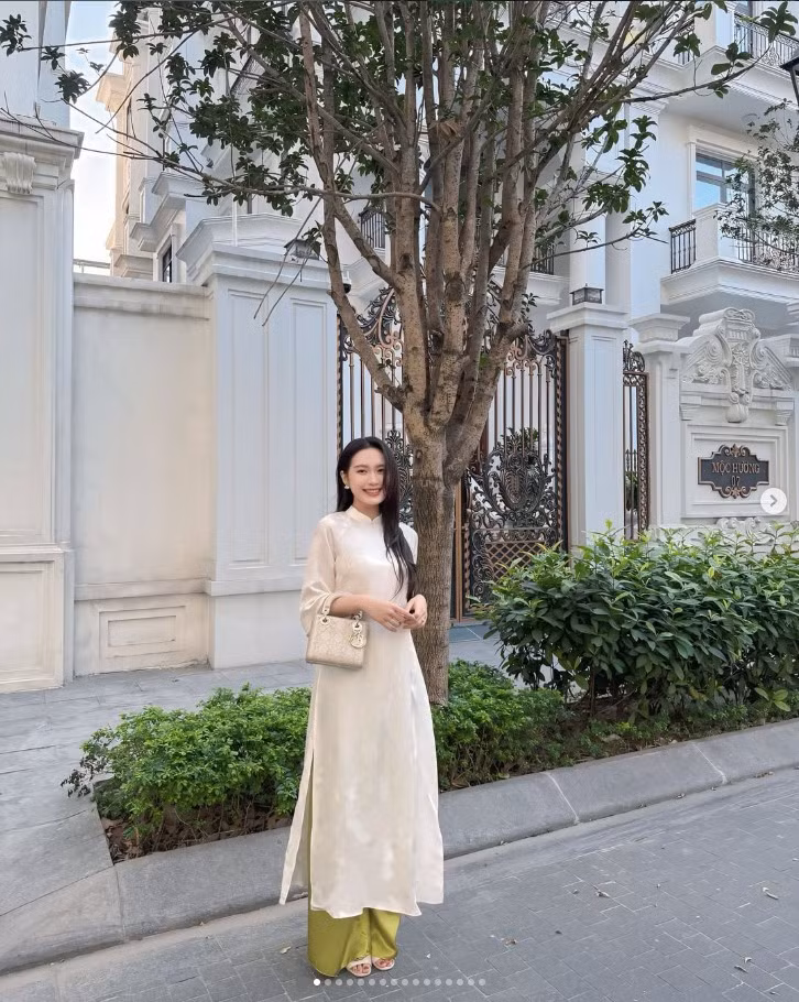 Và dù để kiểu tóc búi thấp, tóc uốn nhẹ hay xõa tự nhiên kết hợp cùng phụ kiện hoa cài, khuyên tai nhỏ xinh cũng góp phần hoàn thiện tổng thể visual.