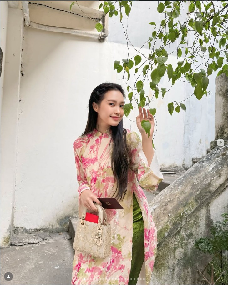 Không cần biểu cảm quá sắc sảo, chỉ một ánh nhìn dịu dàng hay nụ cười mỉm nhẹ, bà xã Đoàn Văn Hậu đã đủ khiến khung hình trở nên mềm mại, cuốn hút.