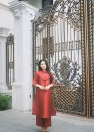 Không ngoa khi nói rằng, áo dài dường như được "đo ni đóng giày" cho Doãn Hải My. Vẻ đẹp thuần Việt, khí chất dịu dàng nhưng sang trọng của cô chính là minh chứng rõ nhất cho câu nói: Đẹp nhất khi phụ nữ Việt mặc áo dài.