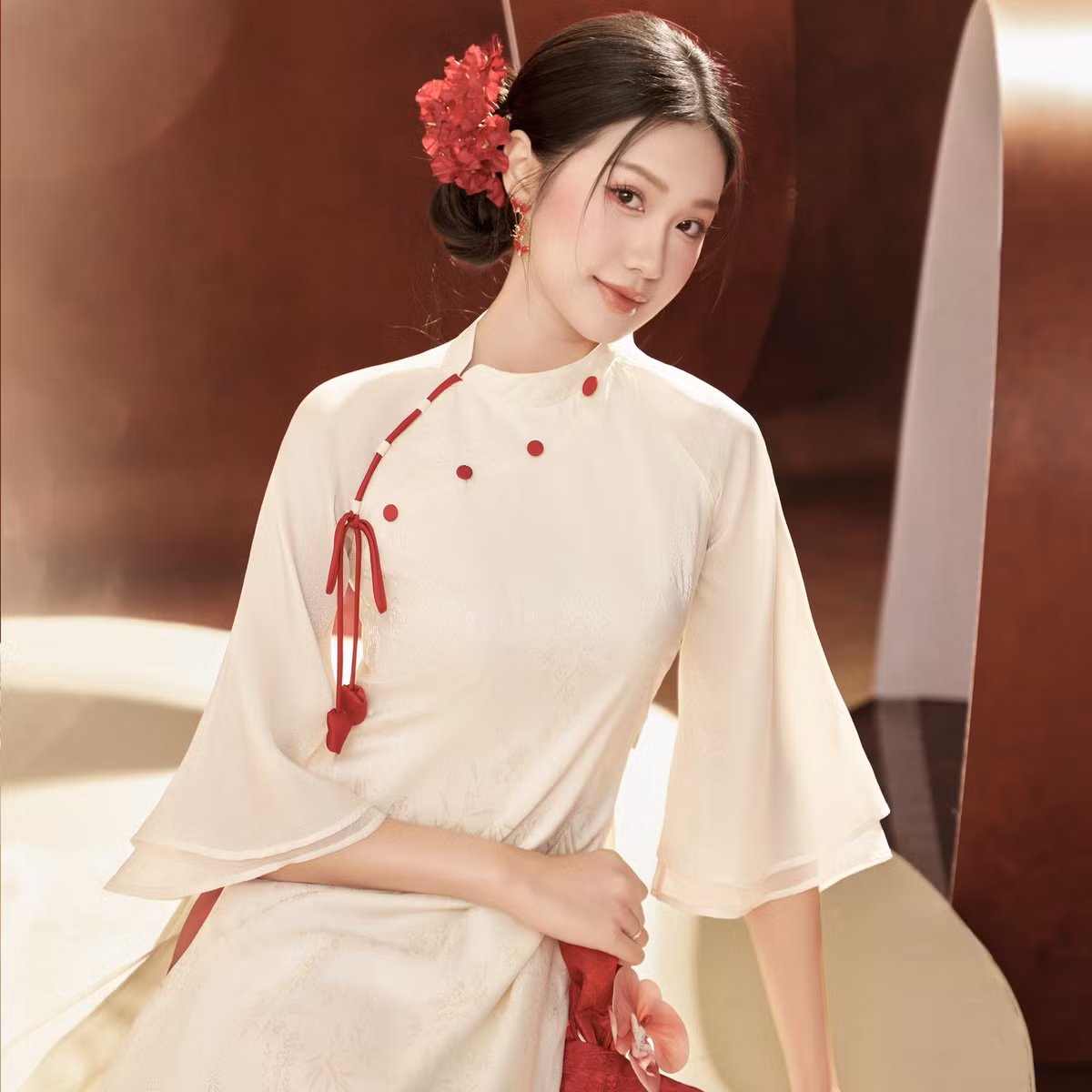 Không quá cầu kỳ trong kiểu dáng, những bộ áo dài Doãn Hải My diện thường có phom dáng cổ điển, tay lửng hoặc tay dài, chất liệu mềm mại, họa tiết tinh tế.