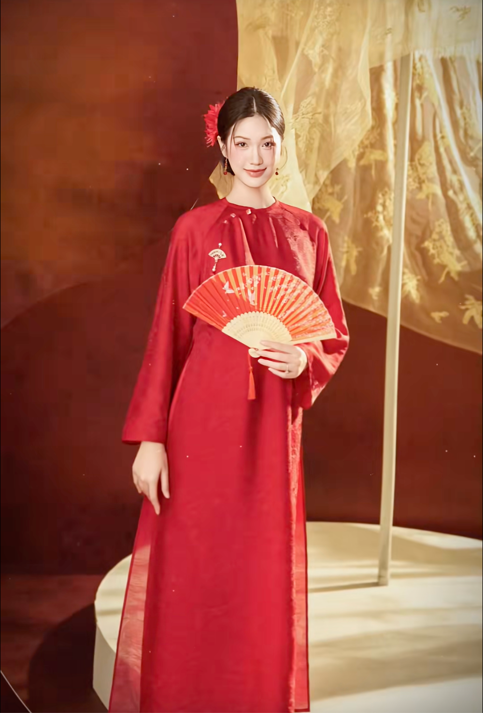 Trong loạt hình mới được chia sẻ, Doãn Hải My xuất hiện trong nhiều thiết kế áo dài khác nhau, từ gam trắng tinh khôi, pastel dịu nhẹ cho đến sắc đỏ nổi bật.