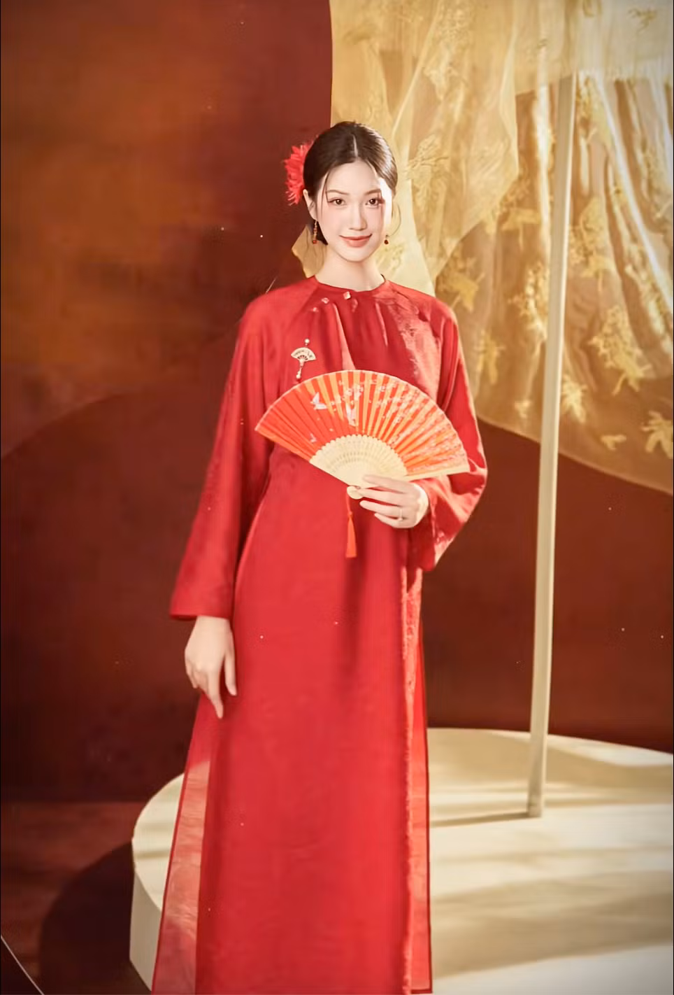 Trong loạt hình mới được chia sẻ, Doãn Hải My xuất hiện trong nhiều thiết kế áo dài khác nhau, từ gam trắng tinh khôi, pastel dịu nhẹ cho đến sắc đỏ nổi bật.