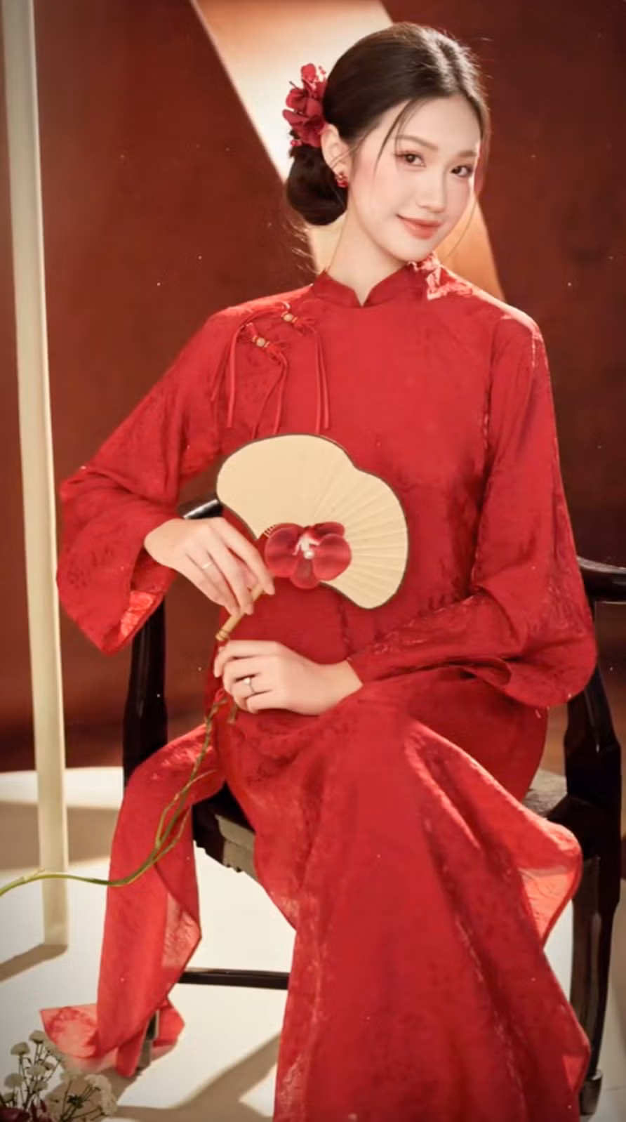 Điểm chung của tất cả những lần lên đồ này chính là vẻ đẹp chuẩn "nàng thơ", vừa dịu dàng, kín đáo nhưng vẫn toát lên thần thái sang trọng, đài các.