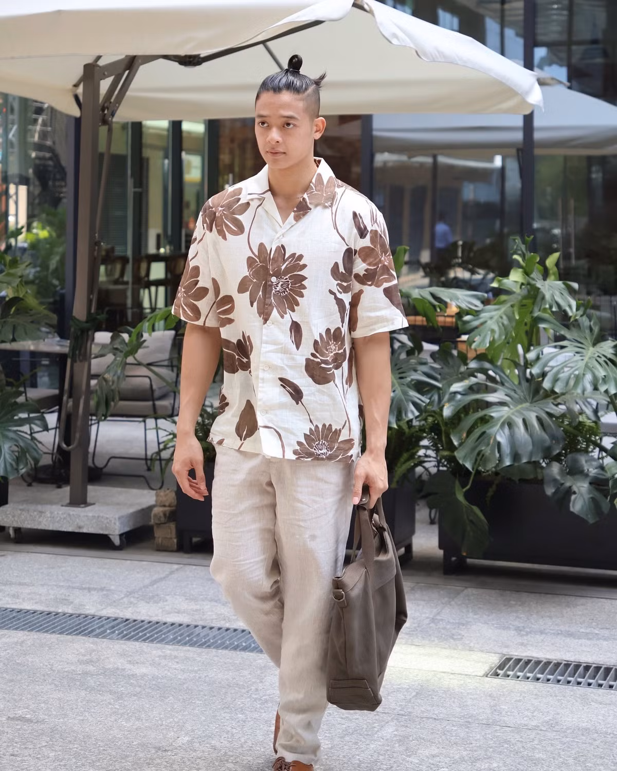 Trong 3 tháng đầu sau phẫu thuật, Trí sẽ tiến hành tập vật lý trị liệu, tập phục hồi mắt cá chân và bài thân trên nhẹ nhàng để duy trì thể lực. Trong clip khi mới phẫu thuật xong, anh chỉ ngồi để tập luyện.