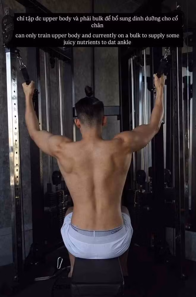 Mới đây, TikToker triệu fan Trí Thịt Bòa đăng hình ảnh có thể đứng tập gym lần đầu tiên sau 2 tháng kể từ khi dính chấn thương nặng do cú ngã vì chơi pickleball.