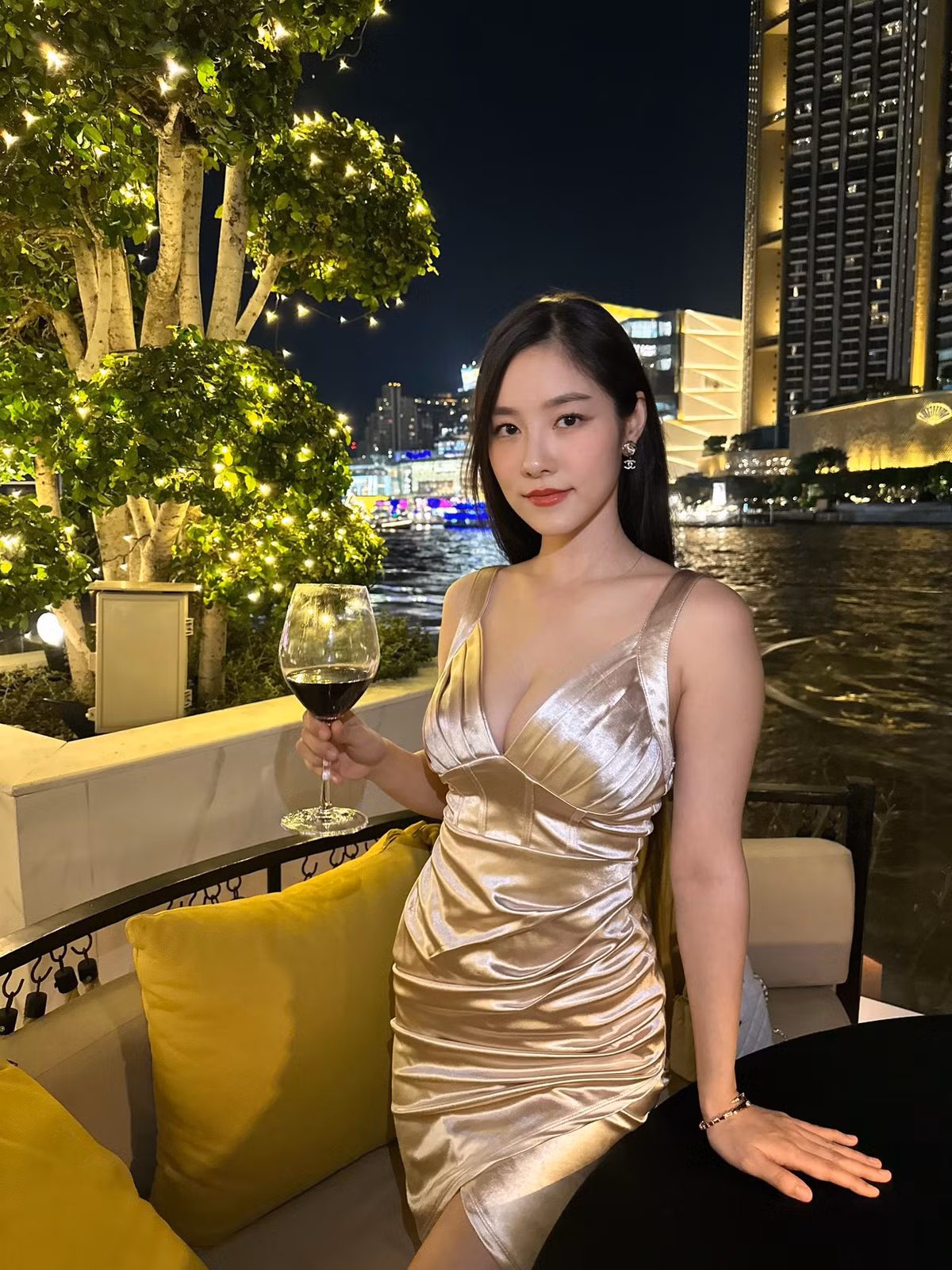 Tinna không ngại thử nghiệm những thiết kế cắt xẻ độc đáo, đặc biệt là ở phần ngực và eo. Chiếc váy xẻ táo bạo, hay áo crop-top khoe eo thon và vòng một "nửa kín nửa hở", đều chứng minh khả năng mix đồ vô cùng thời thượng và cá tính.