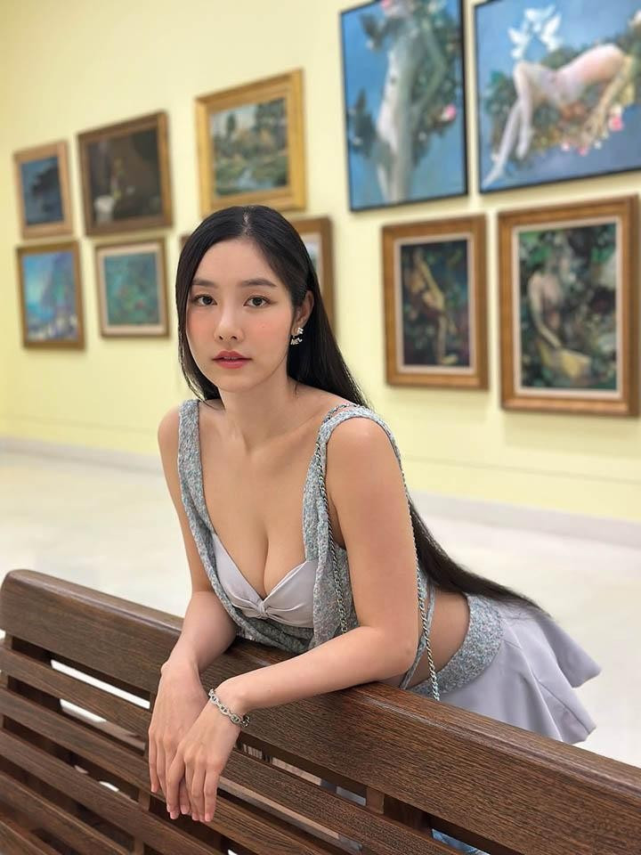 Tinna sở hữu một vẻ đẹp Á Đông hoàn hảo, kết hợp giữa sự thanh tú, ngọt ngào và nét gợi cảm sắc sảo.