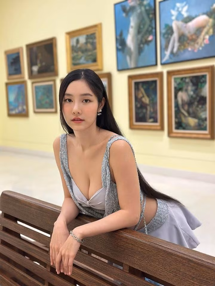 Tinna sở hữu một vẻ đẹp Á Đông hoàn hảo, kết hợp giữa sự thanh tú, ngọt ngào và nét gợi cảm sắc sảo.