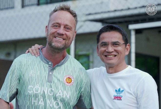 HLV Kiatisak (phải) rạng rỡ bên HLV Mano Polking