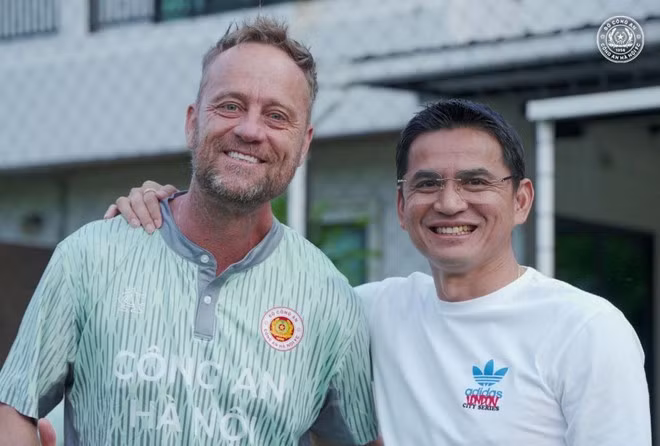 HLV Kiatisak (phải) rạng rỡ bên HLV Mano Polking