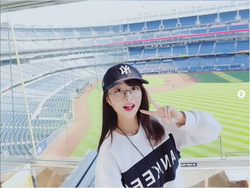 Cô gái sinh năm 1996 là một trong những mukbanger nổi tiếng nhất xứ kim chi, được biết tới chủ yếu qua những video ăn thùng uống vại, tiêu thụ lượng thức ăn khổng lồ.