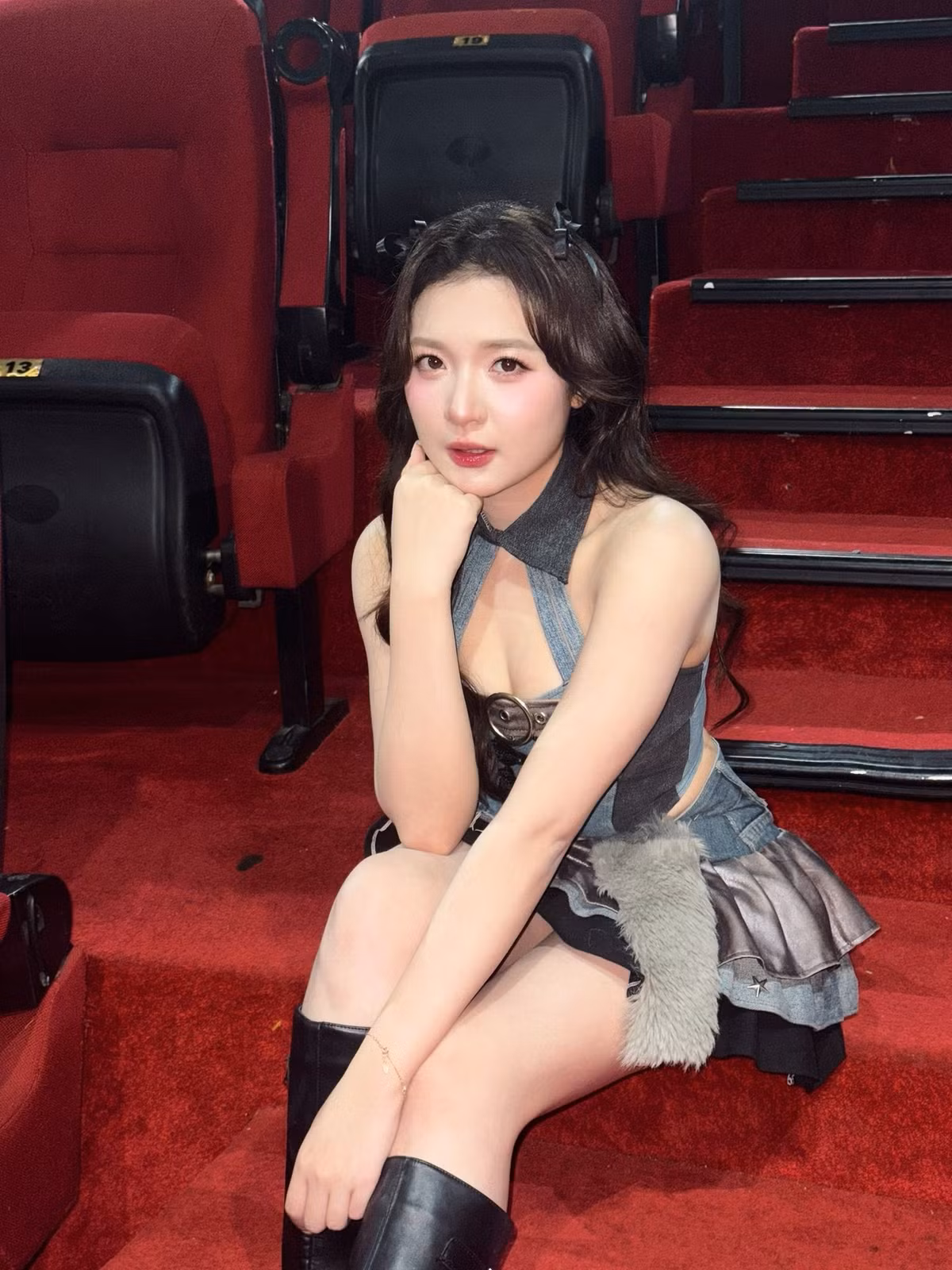 Nhỏ nhắn, đáng yêu và duyên dáng là những gì nhiều người nhớ đến ở MC Phương Thảo. Sở hữu chiều cao 1m50, cô nàng lại có gương mặt sáng, nụ cười rạng rỡ cùng giọng nói truyền cảm. Đây chính là yếu tố giúp cô ghi điểm và trở thành một trong những nữ MC trẻ được yêu thích.