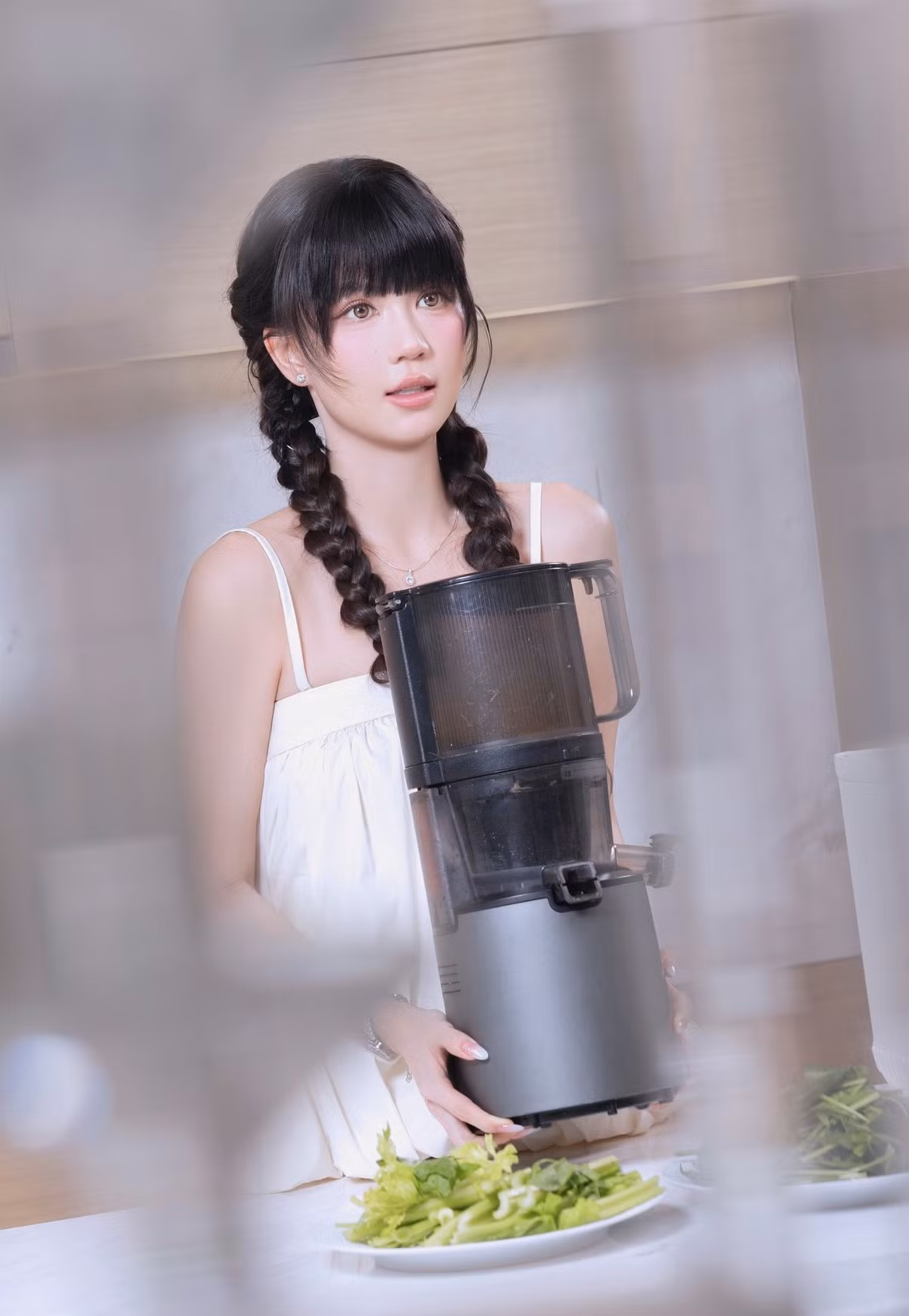 Người duy nhất được Ngọc Trinh thoải mái công khai chuyện hẹn hò chính là tỷ phú Hoàng Kiều. Tuy nhiên, mối tình này chỉ diễn ra chớp nhoáng trong khoảng thời gian ngắn.