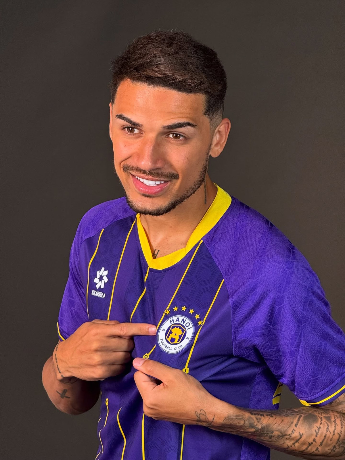 Năm 2021 , Hendrio sang Việt Nam và gia nhập CLB Topenland Bình Định , nhanh chóng trở thành một trong những tiền vệ sáng tạo bậc nhất của V.League.