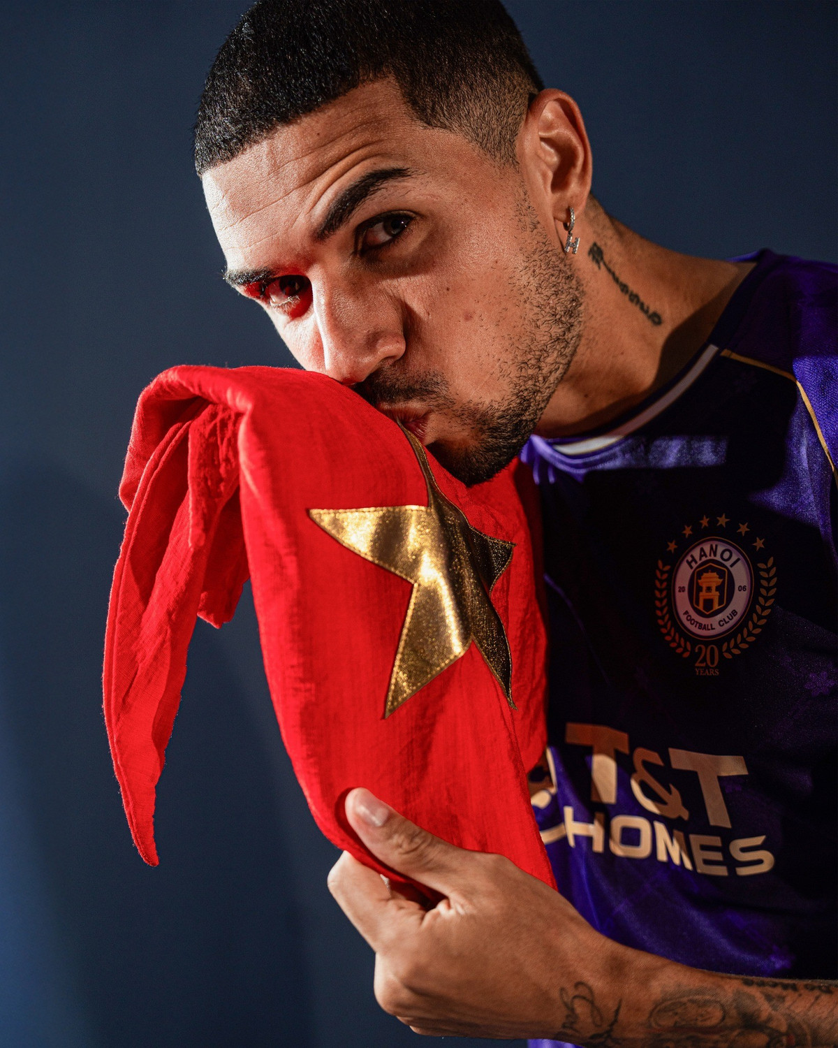 Với khả năng xử lý bóng kỹ thuật, nhãn quan chiến thuật tốt và những pha kiến tạo tinh tế, Hendrio trở thành nhân tố chủ chốt giúp Bình Định đạt nhiều thành tích ấn tượng.