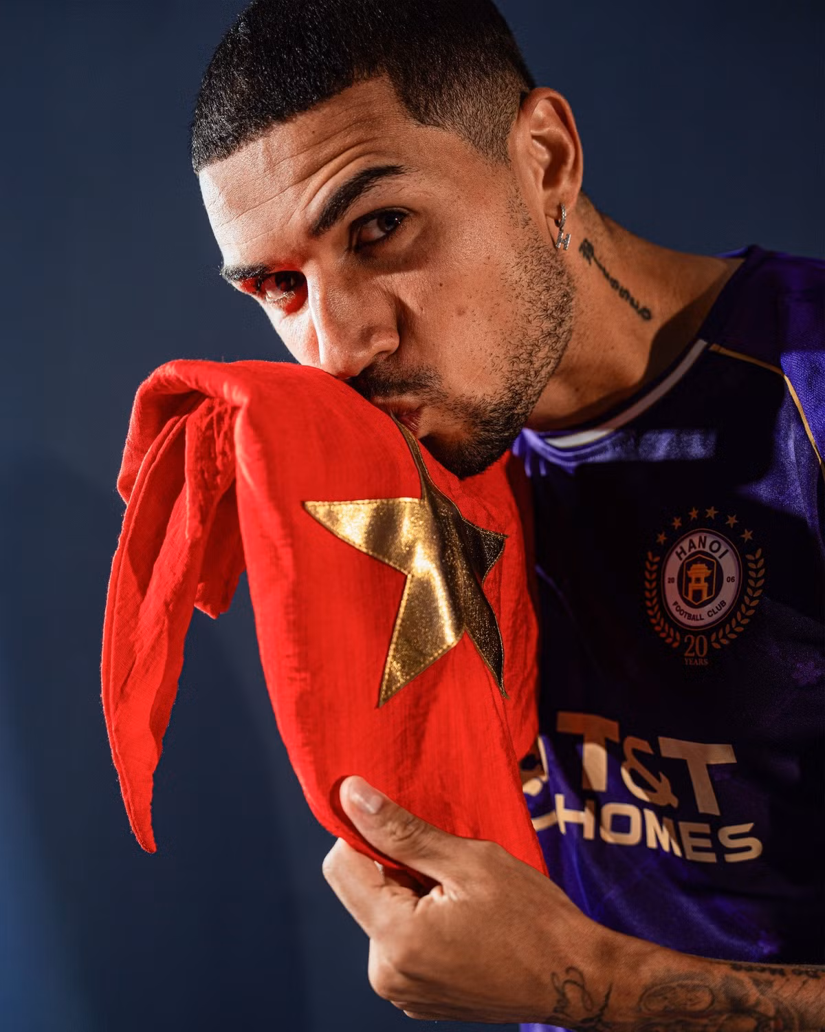 Với khả năng xử lý bóng kỹ thuật, nhãn quan chiến thuật tốt và những pha kiến tạo tinh tế, Hendrio trở thành nhân tố chủ chốt giúp Bình Định đạt nhiều thành tích ấn tượng.