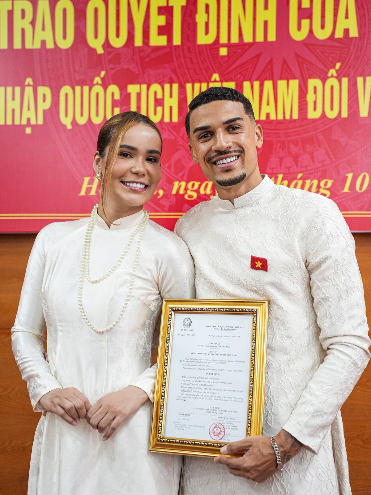 Hendrio và vợ là Lais Machado trong buổi lễ trao quyết định nhập tịch.