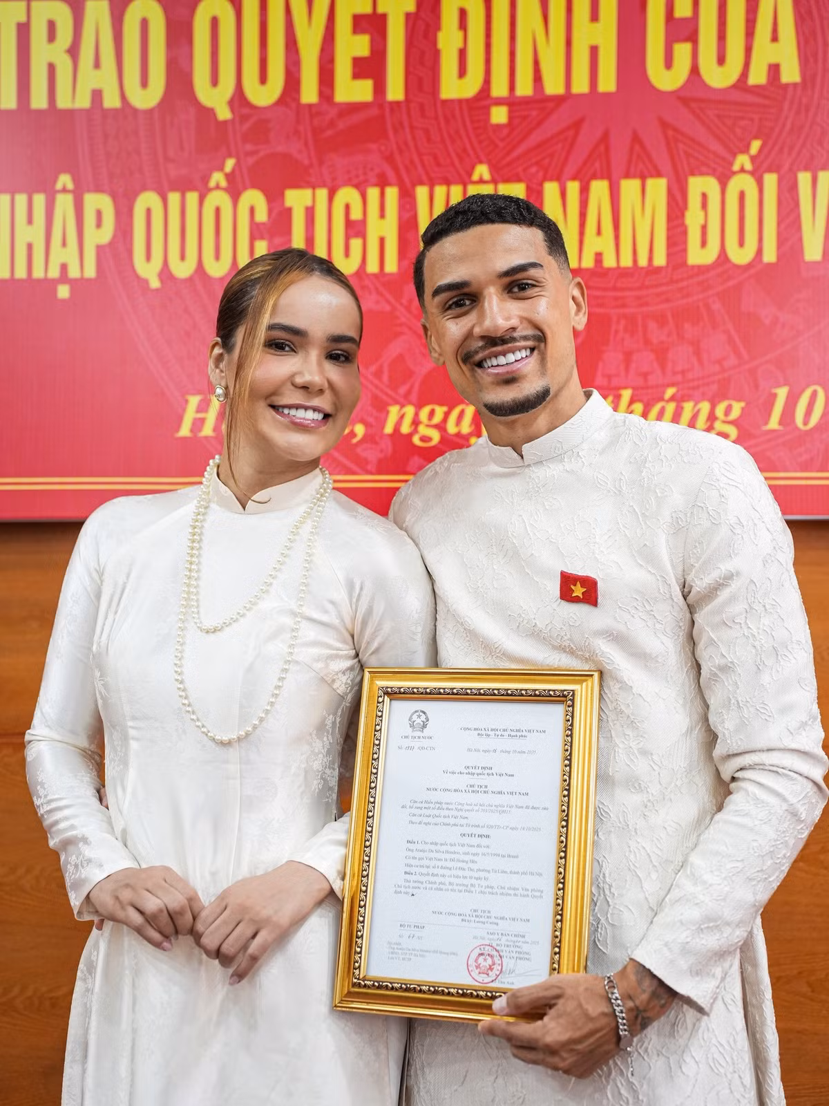 Hendrio và vợ là Lais Machado trong buổi lễ trao quyết định nhập tịch.