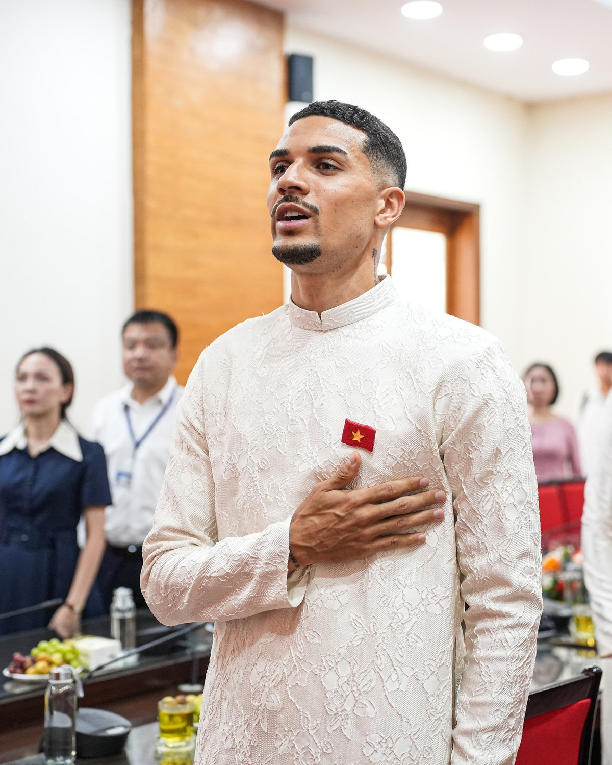 Buổi lễ trao quyết định nhập tịch cho Hendrio diễn ra vào ngày 17/10 tại Hà Nội.