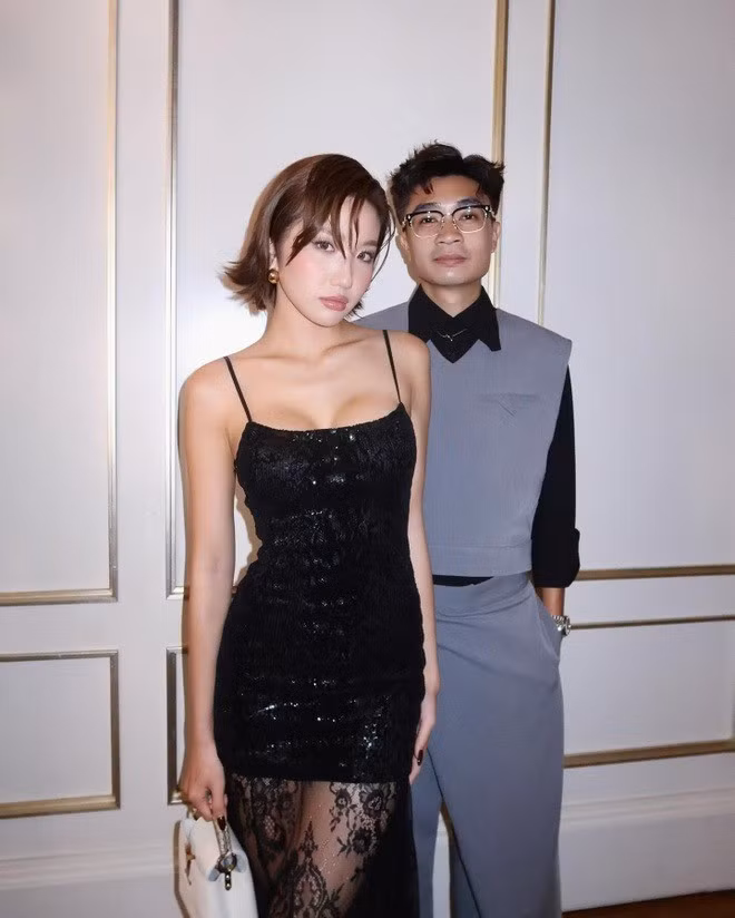 Đã là mẹ một con, Huyền 2K4 vẫn theo đuổi phong cách gợi cảm và thường xuyên đổi mới với các concept khác nhau. Cô từng gây ấn tượng khi đổi sang mốt da nâu khỏe khoắn và đầy cá tính, khác hẳn phong cách nàng thơ ngọt ngào trước đây. Ảnh sử dụng trong bài: FBNV