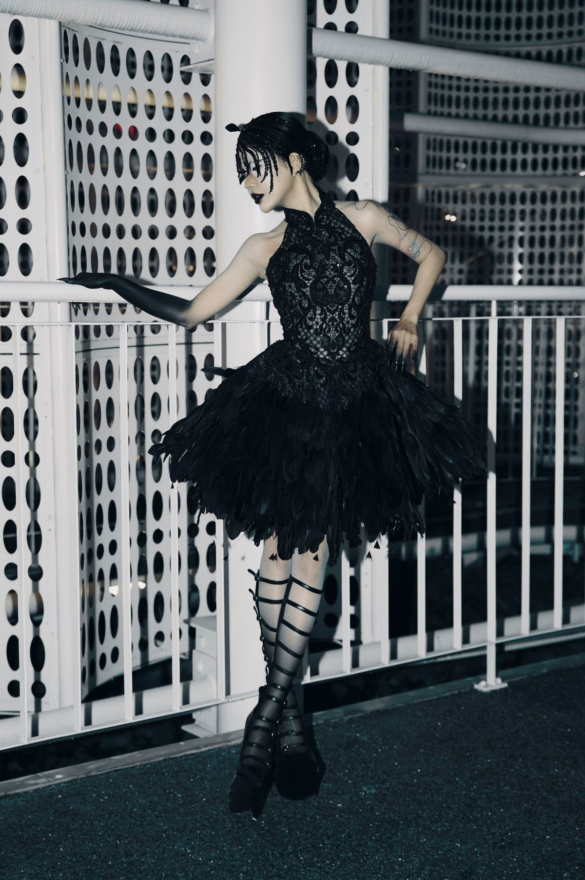 Thành công này cũng là động lực để Linh Ngọc Đàm tiếp tục đầu tư và phát triển các dự án của mình. Cô nàng đã chứng minh rằng việc đào sâu nghiên cứu, tìm tòi và dốc sức cho các sản phẩm nghệ thuật là một con đường đúng đắn. Nó giúp cô không ngừng đổi mới, tạo ra những giá trị mới và giữ được vị thế của mình trong một thị trường đầy cạnh tranh.