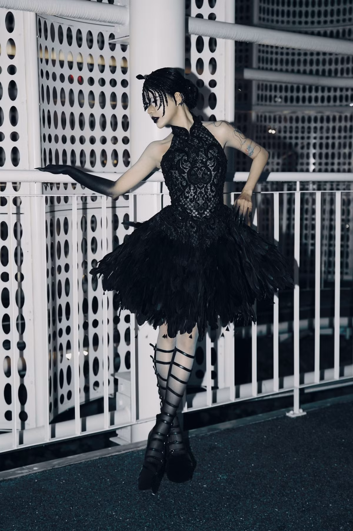 Thành công này cũng là động lực để Linh Ngọc Đàm tiếp tục đầu tư và phát triển các dự án của mình. Cô nàng đã chứng minh rằng việc đào sâu nghiên cứu, tìm tòi và dốc sức cho các sản phẩm nghệ thuật là một con đường đúng đắn. Nó giúp cô không ngừng đổi mới, tạo ra những giá trị mới và giữ được vị thế của mình trong một thị trường đầy cạnh tranh.