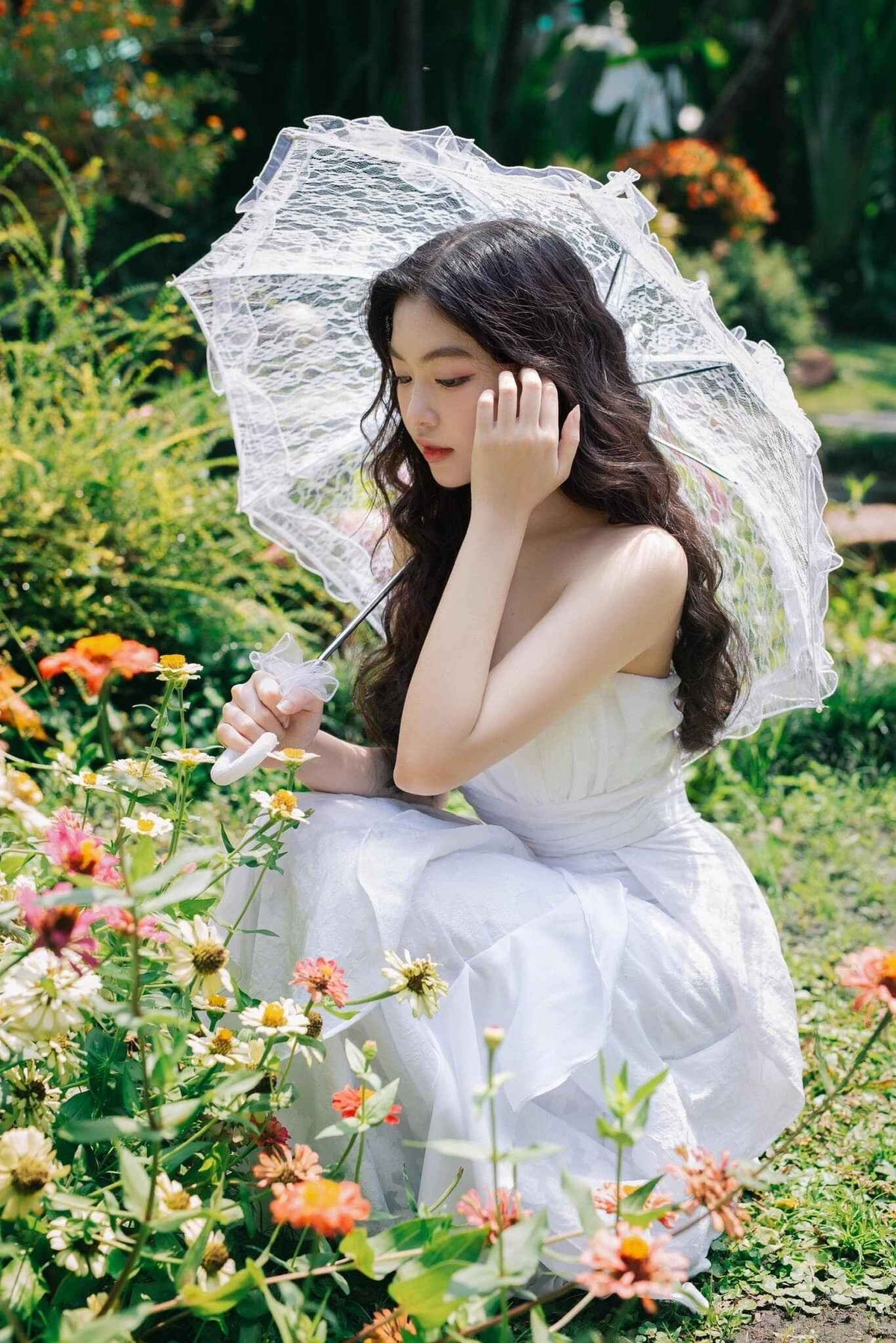 Năm 2024, Lọ Lem nhận được thư mời nhập học từ University of the Arts London (UAL) - một trong những đại học hàng đầu thế giới về nghệ thuật và thiết kế, tuy nhiên cô chọn học trong nước vì muốn gần gia đình.