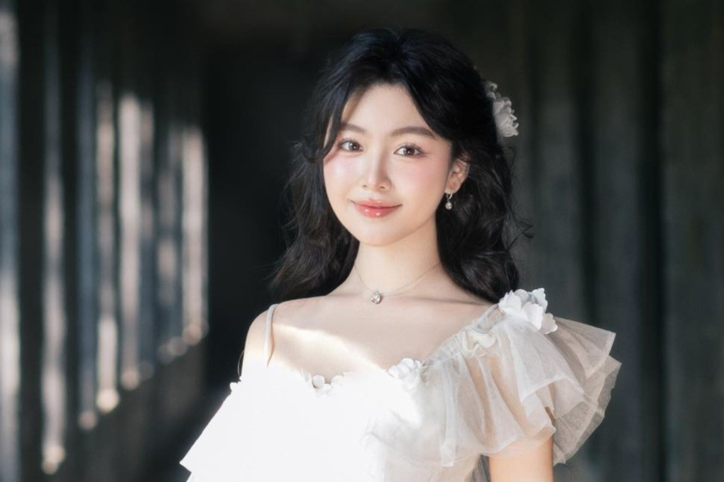 "Bố tôi từng nhặt rác, bán đồ ăn nhà nấu trên đường phố để có tiền đóng học phí. Mẹ tôi từng gây dựng sự nghiệp ở một thành phố xa quê. Họ là những tấm gương để tôi tự lực, học cách đứng trên đôi chân của mình", cô nói.