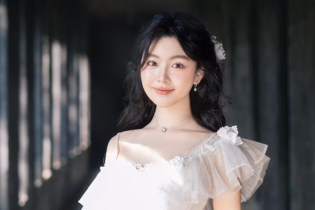 "Bố tôi từng nhặt rác, bán đồ ăn nhà nấu trên đường phố để có tiền đóng học phí. Mẹ tôi từng gây dựng sự nghiệp ở một thành phố xa quê. Họ là những tấm gương để tôi tự lực, học cách đứng trên đôi chân của mình", cô nói.