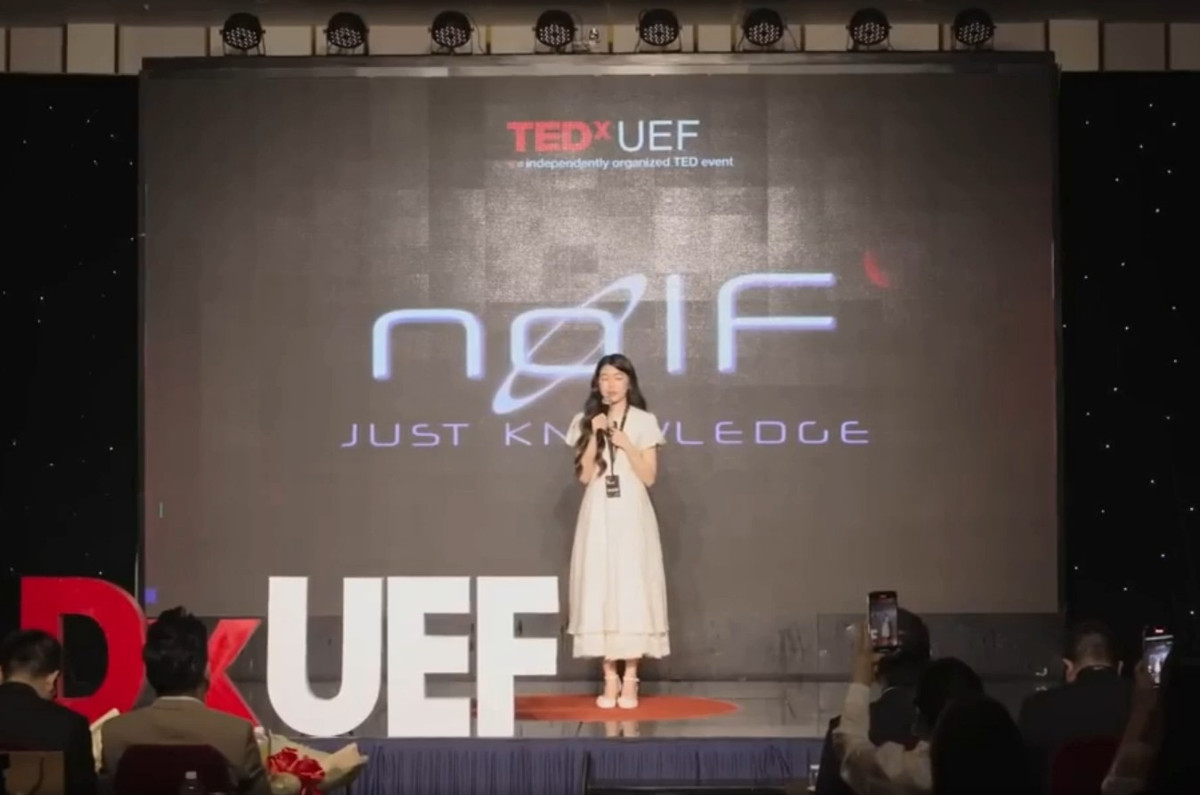 Mới đây, nhiều trích đoạn trong bài nói của con gái MC Quyền Linh là Lọ Lem được chia sẻ trên các nền tảng mạng xã hội những ngày qua. Cô nàng cho biết dù có nick-name như nàng Cinderella, cuộc đời cô không phải truyện cổ tích mà là quá trình vươn lên để khẳng định chính mình. Một thời gian dài, người đẹp hứng chịu nhiều ý kiến cho rằng cô nổi tiếng nhờ bố mẹ.