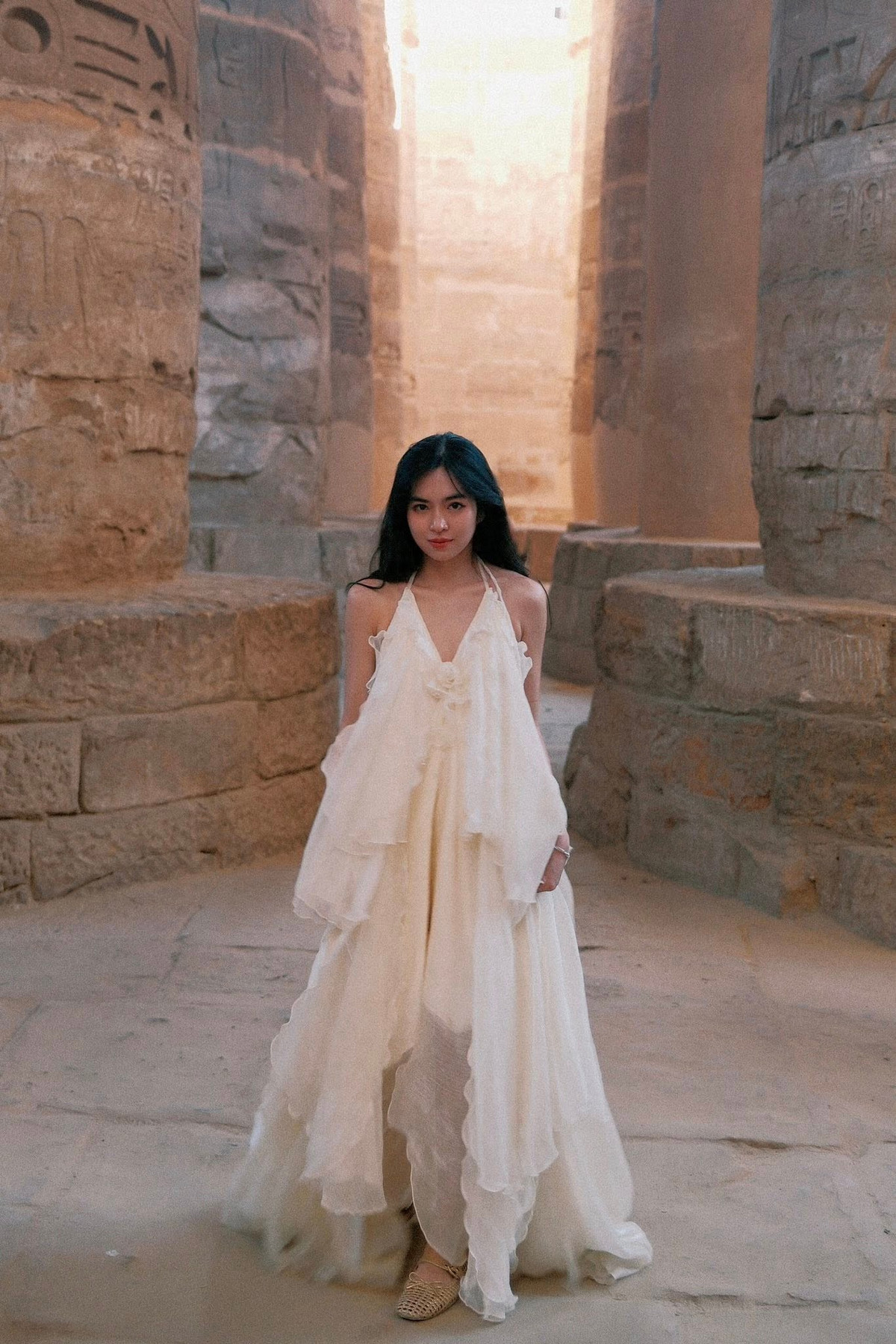 Phía sau người đẹp là hình ảnh những cánh buồm truyền thống kiểu felucca đặc trưng của Ai Cập lướt nhẹ trên mặt nước. Sự kết hợp giữa vẻ đẹp hiện đại của nữ diễn viên Việt và bối cảnh cổ kính, huyền bí của vùng đất Bắc Phi tạo nên một tổng thể vừa lãng mạn, vừa đậm chất nghệ thuật. Nhiều khán giả nhận xét, từng khung hình của Đỗ Khánh Vân đều có thể trở thành ảnh bìa tạp chí du lịch.