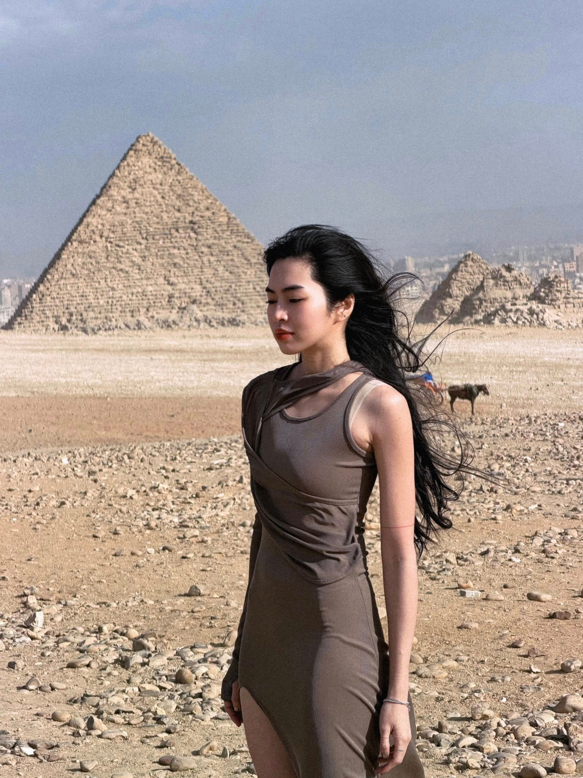 Với Khánh Vân, đây không chỉ là chuyến du lịch đơn thuần mà còn là cơ hội để khám phá một nền văn hóa lâu đời, tận mắt chiêm ngưỡng những cảnh quan từng xuất hiện trong sách sử và phim ảnh. Sự háo hức ấy thể hiện rõ qua nụ cười tươi và ánh mắt lấp lánh trong từng bức ảnh.