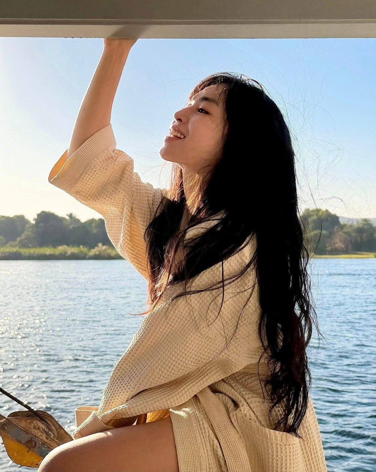 Giữa khung cảnh huyền thoại của dòng sông Nile – nơi được mệnh danh là cái nôi của nền văn minh Ai Cập cổ đại – Đỗ Khánh Vân khiến người hâm mộ không khỏi xuýt xoa khi chia sẻ loạt hình ảnh trong chuyến du thuyền đầy thơ mộng.