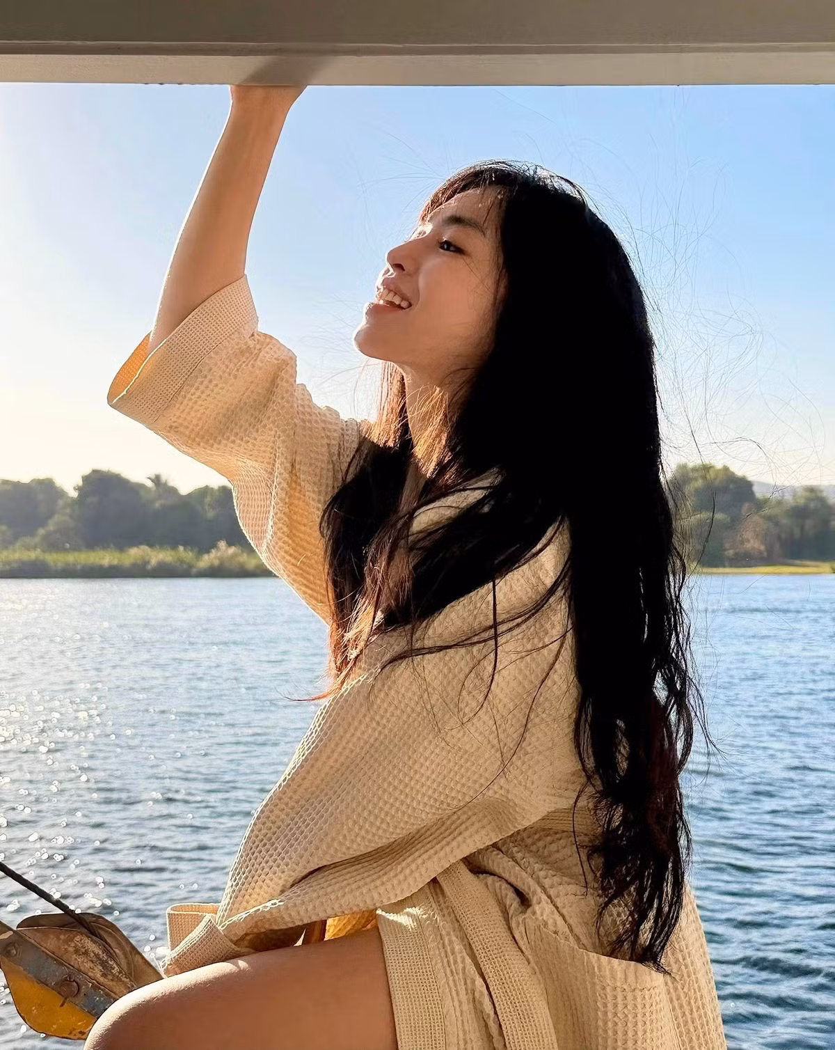 Giữa khung cảnh huyền thoại của dòng sông Nile – nơi được mệnh danh là cái nôi của nền văn minh Ai Cập cổ đại – Đỗ Khánh Vân khiến người hâm mộ không khỏi xuýt xoa khi chia sẻ loạt hình ảnh trong chuyến du thuyền đầy thơ mộng.