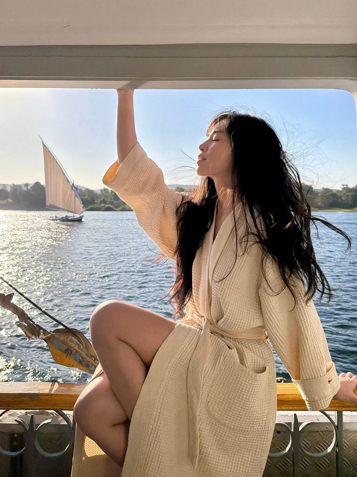 Nữ diễn viên sinh năm 1995 khoe trọn vóc dáng thanh mảnh cùng thần thái rạng rỡ giữa không gian thiên nhiên khoáng đạt, nắng vàng rực rỡ và mặt nước xanh biếc trải dài bất tận.