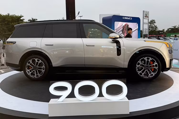 Mẫu xe Lynk &amp; Co 900 2025 mới được định vị ở phân khúc SUV cỡ lớn (full-size), sử dụng hệ truyền động plug-in hybrid (PHEV) cùng bố trí 6 ghế độc lập, hướng tới nhóm khách hàng cao cấp đề cao sự thoải mái và công nghệ hiện đại.