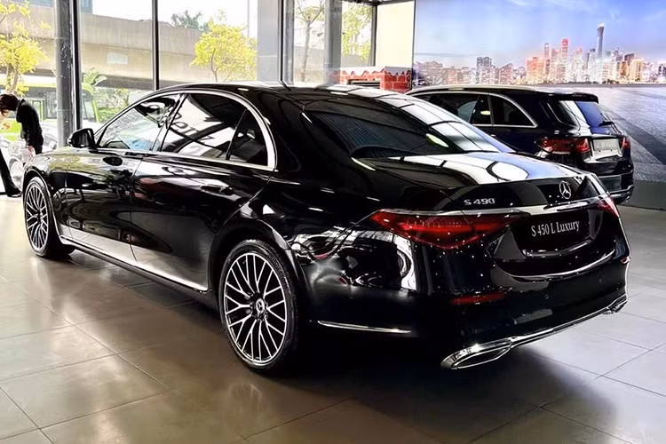 Hiện mẫu xe sang Mercedes-Benz S450L Luxury thế hệ mới đang được nhiều đại lý chính hãng Mercedes-Benz Việt Nam giảm giá "khủng" cho 2 phiên bản Mercedes-Benz S450 bao gồm S 450 4Matic và S450 4Matic Luxury.