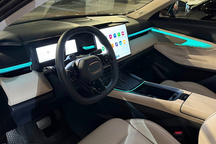 Bên trong nội thất Lynk &amp; Co 08 bố trí rất tối giản - nổi bật nhất chính là màn hình cỡ lớn chính 15,4 inch độ phân giải 2,5K, có kết nối Apple CarPlay/Android Auto không dây. Phía sau tay lái là đồng hồ tốc độ 10,2 inch HD.