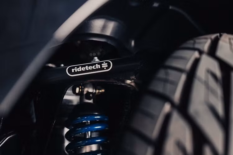 Sức kéo tối đa của xe đạt khoảng 5.600kg và tải trọng tối đa 8.400kg. Để phù hợp với sức mạnh tăng cường, hệ thống ống xả cat-back 3 inch chia thành hai ống đôi 2.5 inch với đầu ống thép không gỉ tròn 4 inch màu đen.