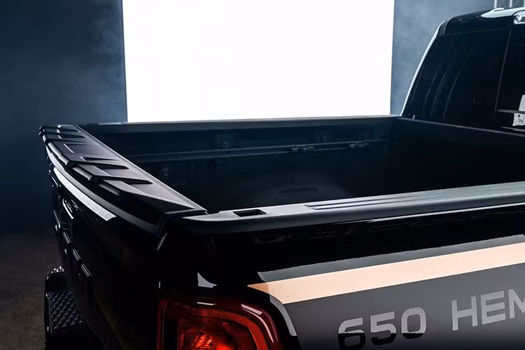 Fox Factory là một nhà sản xuất hệ thống treo danh tiếng, và hệ thống treo trên mẫu xe bán tải hiệu nang cao DC650 Ram này không phải là ngoại lệ. Xe sử dụng tay đòn Ridetech giúp loại bỏ hiện tượng bánh xe bị nảy khi tăng tốc mạnh ở phía sau và cải thiện phản hồi lái cũng như độ ổn định khi vào cua ở phía trước.